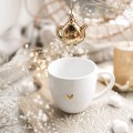 Biały Kubek Porcelanowy 300 ml - Motyw Złotego Serduszka dla Ukochanej Osoby na Walentynki Zbliżenie na złote zdobienie na białym kubku porcelanowym Biały Kubek Porcelanowy 300 ml - Motyw Złotego Serduszka dla