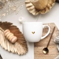 Biały Kubek Porcelanowy 300 ml - Motyw Złotego Serduszka dla Ukochanej Osoby na Walentynki Kubek porcelanowy ze złotym zdobieniem Biały Kubek Porcelanowy 300 ml - Motyw Złotego Serduszka dla Ukochanej Osoby na