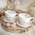 Zestaw 2 Białych Filiżanek Porcelanowych ze Spodkami 500 ml - Cytat Jedyną Miarą Miłości Jest Miłość Bez Miary i Złote Serce dla Pary na Rocznicę Ślubu Zbliżenie na złote zdobienie serca na białym filiżance porcelanowej 2 Białych Filiżanek Porcelanowych ze Spodkami 500 ml