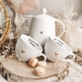 Zestaw Białej Porcelany Dzbanek 1 litra i 2 Kubki Porcelanowe 500 ml - Motyw Złotego Serduszka i Napis Jedyną Miarą Miłości Jest Miłość Bez Miary dla Pary na Walentynki Eleganckie opakowanie prezentowe zestawu porcelanowego ze złotym zdobieniem Nadzwyczajnie.pl — 3 Elementów Białej