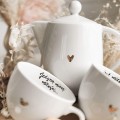 Zestaw Białej Porcelany Dzbanek 1 litra i 2 Kubki Porcelanowe 500 ml - Motyw Złotego Serduszka i Napis Jedyną Miarą Miłości Jest Miłość Bez Miary dla Pary na Walentynki Biały zestaw ze złotym zdobieniem Nadzwyczajnie.pl 3 Elementów Białej Porcelany Dzbanek 1 litra i 2 Kubki Porcelanowe 500