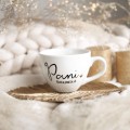 Biały kubek porcelanowy z personalizacją 500 ml - nadruk Pani z nazwiskiem dla nauczycielki na Dzień Nauczyciela Zbliżenie na złote zdobienie na białym kubku porcelanowym Pani z nazwiskiem Nadzwyczajnie.pl