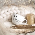 Biały kubek porcelanowy z personalizacją 500 ml - nadruk Pani z nazwiskiem dla nauczycielki na Dzień Nauczyciela Kubek porcelanowy ze złotym zdobieniem Pani z nazwiskiem Nadzwyczajnie.pl — widok z boku na białym tle