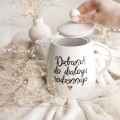 Biały dzbanek porcelanowy 1 litr - napis do dialogu rodzinnego ze złotym sercem dla rodziny na święta Bożego Narodzenia Zbliżenie na złote zdobienie serca na białym produkcie porcelanowym Dzbanek 1 litr - do dialogu rodzinnego Nadzwyczajnie.pl