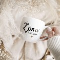 Kubek 300 ml - Żona z datą ZŁOTE SERCE Zbliżenie na złote zdobienie serca na białym kubku porcelanowym Żona z datą Nadzwyczajnie.pl