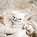 Kubek 300 ml - Żona z datą ZŁOTE SERCE Kubek porcelanowy ze złotym sercem Żona z datą Nadzwyczajnie.pl — widok z boku na białym tle