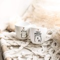 Zestaw 2 białych kubków porcelanowych 300 ml - napisy Hej Kotku i Cześć Miśku dla pary na walentynki Zestaw porcelanowy ze złotym zdobieniem kubków 300 ml - Hej Kotku, Cześć Miśku Nadzwyczajnie.pl — widok z boku na białym tle