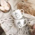 Zestaw 2 białych kubków porcelanowych 300 ml - napisy Hej Kotku i Cześć Miśku dla pary na walentynki Biały zestaw porcelanowy Nadzwyczajnie.pl ze złotym zdobieniem i napisem kubków 300 ml - Hej Kotku, Cześć Miśku — 300 ml