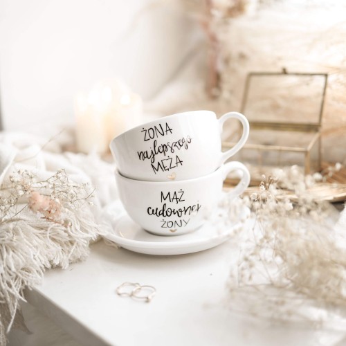 Zestaw 2 białych filiżanek porcelanowych 250 ml ze spodkami - napisy żona najlepszego męża i mąż cudownej żony ze złotym sercem na rocznicę ślubu dla małżeństwa