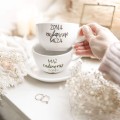 Zestaw 2 białych filiżanek porcelanowych 250 ml ze spodkami - napisy żona najlepszego męża i mąż cudownej żony ze złotym sercem na rocznicę ślubu dla małżeństwa Eleganckie opakowanie prezentowe filiżanki porcelanowej ze złotym sercem Nadzwyczajnie.pl — filiżanek 250 ml ze spodkami