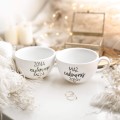 Zestaw 2 białych filiżanek porcelanowych 250 ml ze spodkami - napisy żona najlepszego męża i mąż cudownej żony ze złotym sercem na rocznicę ślubu dla małżeństwa Personalizowany filiżanka porcelanowa ze złotym sercem jako idealny prezent — porcelana premium Nadzwyczajnie.pl