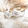 Zestaw 2 białych filiżanek porcelanowych 250 ml ze spodkami - napisy żona najlepszego męża i mąż cudownej żony ze złotym sercem na rocznicę ślubu dla małżeństwa Biały filiżanka ze złotym sercem Nadzwyczajnie.pl filiżanek 250 ml ze spodkami - żona najlepszego męża, mąż cudownej żony