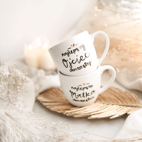 Zestaw 2 Białych Kubków Porcelanowych 300 ml - Napisy Najlepszy Ojciec Chrzestny i Najlepsza Matka Chrzestna z Motywem Złotego Serca na Chrzest dla Rodziców Chrzestnych