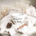 Biały Kubek Porcelanowy 500 ml - Napis Wiaderko Na Kawę dla Kawosza na Urodziny Zbliżenie na złote zdobienie na białym kubku porcelanowym Biały Kubek Porcelanowy 500 ml - Napis Wiaderko Na Kawę dla