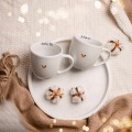 Zestaw 2 białych kubków porcelanowych 300 ml - napisy kocham cię i ja ciebie też z motywem złotego serca na walentynki dla pary Zbliżenie na złote zdobienie serca na białym zestawie porcelanowym kubków 300 ml - Kocham cie Ja ciebie Też Nadzwyczajnie.pl
