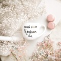 Kubek 300 ml - Dzień dobry Kocham Cię Zbliżenie na złote zdobienie na białym kubku porcelanowym Dzień dobry Kocham Cię Nadzwyczajnie.pl