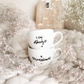 Zestaw 2 białych kubków porcelanowych 500 ml - motyw złotego serca i napisu i żyli długo i szczęśliwie dla nowożeńców na ślub Zbliżenie na złote zdobienie serca na białym zestawie porcelanowym Kubków 500 ml - I żyli długo i szczęśliwie
