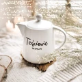Dzbanek 1 litr - Teściowie idealni ZŁOTE SERCE Produkt porcelanowy ze złotym sercem Dzbanek 1 litr - Teściowie idealni Nadzwyczajnie.pl — widok z boku na białym tle