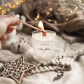 Świeca sojowa w szklance 180 ml - napis oczekuj dobrego i zapach piernika na boże narodzenie dla miłośników świątecznych zapachów Biały świeca sojowa w szklanym słoiku Nadzwyczajnie.pl ze złotym zdobieniem i napisem sojowa w szklance 180 ml - oczekuj