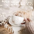 Biała filiżanka porcelanowa 250 ml ze spodkiem - wzór nakrapiany złotem na imieniny dla miłośniczki kawy Personalizowany filiżanka porcelanowa ze złotym zdobieniem jako idealny prezent — porcelana premium Nadzwyczajnie.pl