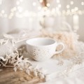 Biała filiżanka porcelanowa 250 ml ze spodkiem - wzór nakrapiany złotem na imieniny dla miłośniczki kawy Biały filiżanka ze złotym zdobieniem Nadzwyczajnie.pl ze spodkiem - Nakrapiana złotem — porcelana premium 250 ml