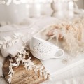 Biała filiżanka porcelanowa 250 ml ze spodkiem - wzór nakrapiany złotem na imieniny dla miłośniczki kawy Biały filiżanka ze złotym zdobieniem Nadzwyczajnie.pl ze spodkiem - Nakrapiana złotem — porcelana premium 250 ml