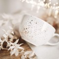 Biała filiżanka porcelanowa 250 ml ze spodkiem - wzór nakrapiany złotem na imieniny dla miłośniczki kawy Biały filiżanka ze złotym zdobieniem Nadzwyczajnie.pl ze spodkiem - Nakrapiana złotem — porcelana premium 250 ml