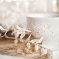 Biała filiżanka porcelanowa 250 ml ze spodkiem - wzór nakrapiany złotem na imieniny dla miłośniczki kawy Biały filiżanka ze złotym zdobieniem Nadzwyczajnie.pl ze spodkiem - Nakrapiana złotem — porcelana premium 250 ml
