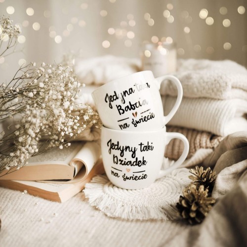 Zestaw 2 białych kubków porcelanowych 300 ml - motyw złotych serc dla babci i dziadka na dzień babci i dziadka