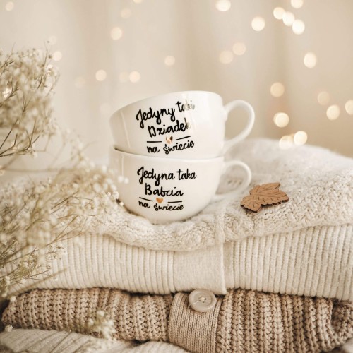Zestaw 2 białych filiżanek porcelanowych 250 ml ze spodkami - motyw złotego serca dla babci i dziadka na dzień babci i dziadka