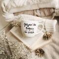 Biały kubek porcelanowy 300 ml - napis jedyna taka babcia na świecie ze złotym sercem dla babci na dzień babci Kubek porcelanowy ze złotym sercem Jedyna taka babcia na świecie Nadzwyczajnie.pl — widok z boku na białym tle
