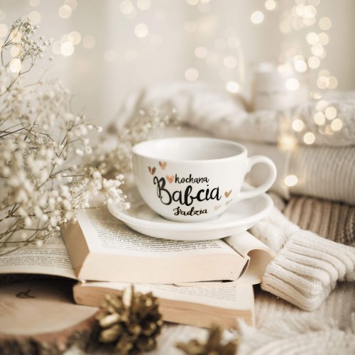 Biała Filiżanka Porcelanowa ze Spodkiem z Personalizacją 250 ml - Motyw Złotego Serca i Napis Kochana Babcia z Imieniem dla Babci na Każdą Okazję