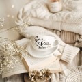 Biała Filiżanka Porcelanowa ze Spodkiem z Personalizacją 250 ml - Motyw Złotego Serca i Napis Kochana Babcia z Imieniem dla Babci na Każdą Okazję Zbliżenie na złote zdobienie na białym filiżance porcelanowej Biała Filiżanka Porcelanowa ze Spodkiem z Personalizacją
