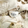 Biała Filiżanka Porcelanowa ze Spodkiem z Personalizacją 250 ml - Motyw Złotego Serca i Napis Kochana Babcia z Imieniem dla Babci na Każdą Okazję Eleganckie opakowanie prezentowe filiżanki porcelanowej ze złotym zdobieniem Nadzwyczajnie.pl — Biała Filiżanka