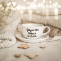 Biała filiżanka porcelanowa 250 ml ze spodkiem - motyw złotego serca i napisu jedyna taka babcia na świecie dla babci na Dzień Babci Zbliżenie na złote zdobienie serca na białym filiżance porcelanowej ze spodkiem - Jedyna taka babcia na świecie