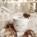 Biały Kubek Porcelanowy 300 ml - Napis Dziadku Dobrze, Że Jesteś na Dzień Dziadka dla Dziadka Zbliżenie na złote zdobienie na białym kubku porcelanowym Biały Kubek Porcelanowy 300 ml - Napis Dziadku Dobrze, Że