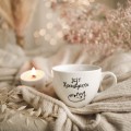Biały kubek porcelanowy 500 ml - motyw kota dla kociary na urodziny Biały kubek porcelanowy Nadzwyczajnie.pl ze złotym zdobieniem i napisem Jest Kociastycznie — 500 ml