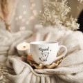 Biały kubek porcelanowy 500 ml - motyw psa dla miłośnika psów na urodziny Zbliżenie na złote zdobienie na białym kubku porcelanowym PSIjaciel Nadzwyczajnie.pl