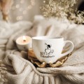 Biały kubek porcelanowy 500 ml - motyw psa i napisu jest PSIEcudownie dla miłośnika psów na urodziny Zbliżenie na złote zdobienie na białym kubku porcelanowym Jest PSIEcudownie Nadzwyczajnie.pl