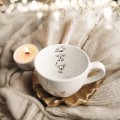 Biały kubek porcelanowy 500 ml - grafika trzech małych piesków na urodziny dla miłośników psów Biały kubek porcelanowy Nadzwyczajnie.pl ze złotym zdobieniem i napisem Trzy małe pieski — 500 ml
