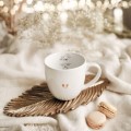 Biały kubek porcelanowy 300 ml - grafika trzy małe pieski dla miłośników psów na urodziny Kubek porcelanowy ze złotym zdobieniem Trzy małe pieski Nadzwyczajnie.pl — widok z boku na białym tle