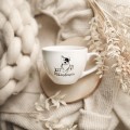 Biały kubek porcelanowy 500 ml - motyw psa i napisu jest PSIEcudownie dla miłośnika psów na urodziny Kubek porcelanowy ze złotym zdobieniem Jest PSIEcudownie Nadzwyczajnie.pl — widok z boku na białym tle