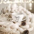 Biały kubek porcelanowy 500 ml - motyw psa dla miłośnika psów na urodziny Biały kubek porcelanowy Nadzwyczajnie.pl ze złotym zdobieniem i napisem PSIjaciel — 500 ml