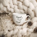 Biały kubek porcelanowy 500 ml - motyw psa dla miłośnika psów na urodziny Kubek porcelanowy ze złotym zdobieniem PSIjaciel Nadzwyczajnie.pl — widok z boku na białym tle