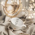 Biały kubek porcelanowy 500 ml - grafika trzech małych piesków na urodziny dla miłośników psów Zbliżenie na złote zdobienie na białym kubku porcelanowym Trzy małe pieski Nadzwyczajnie.pl