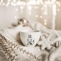 Biały kubek porcelanowy 500 ml - zimowy napis hello winter dla miłośników zimy na Boże Narodzenie Biały kubek porcelanowy Nadzwyczajnie.pl ze złotym zdobieniem i napisem Hello winter — 500 ml