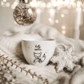 Biały kubek porcelanowy 500 ml - zimowy napis hello winter dla miłośników zimy na Boże Narodzenie Kubek porcelanowy ze złotym zdobieniem Hello winter Nadzwyczajnie.pl — widok z boku na białym tle