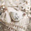 Biały kubek porcelanowy 500 ml - zimowy napis hello winter dla miłośników zimy na Boże Narodzenie Zbliżenie na złote zdobienie na białym kubku porcelanowym Hello winter Nadzwyczajnie.pl