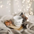 Kubek 300 ml - Baking with love Eleganckie opakowanie prezentowe kubka porcelanowego ze złotym zdobieniem Nadzwyczajnie.pl — Baking with love