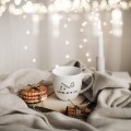 Kubek 300 ml - Baking with love Kubek porcelanowy ze złotym zdobieniem Baking with love Nadzwyczajnie.pl — widok z boku na białym tle